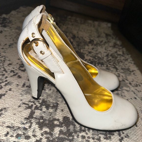 Slightly worn white closed toe heels with open back - Picture 3 of 3